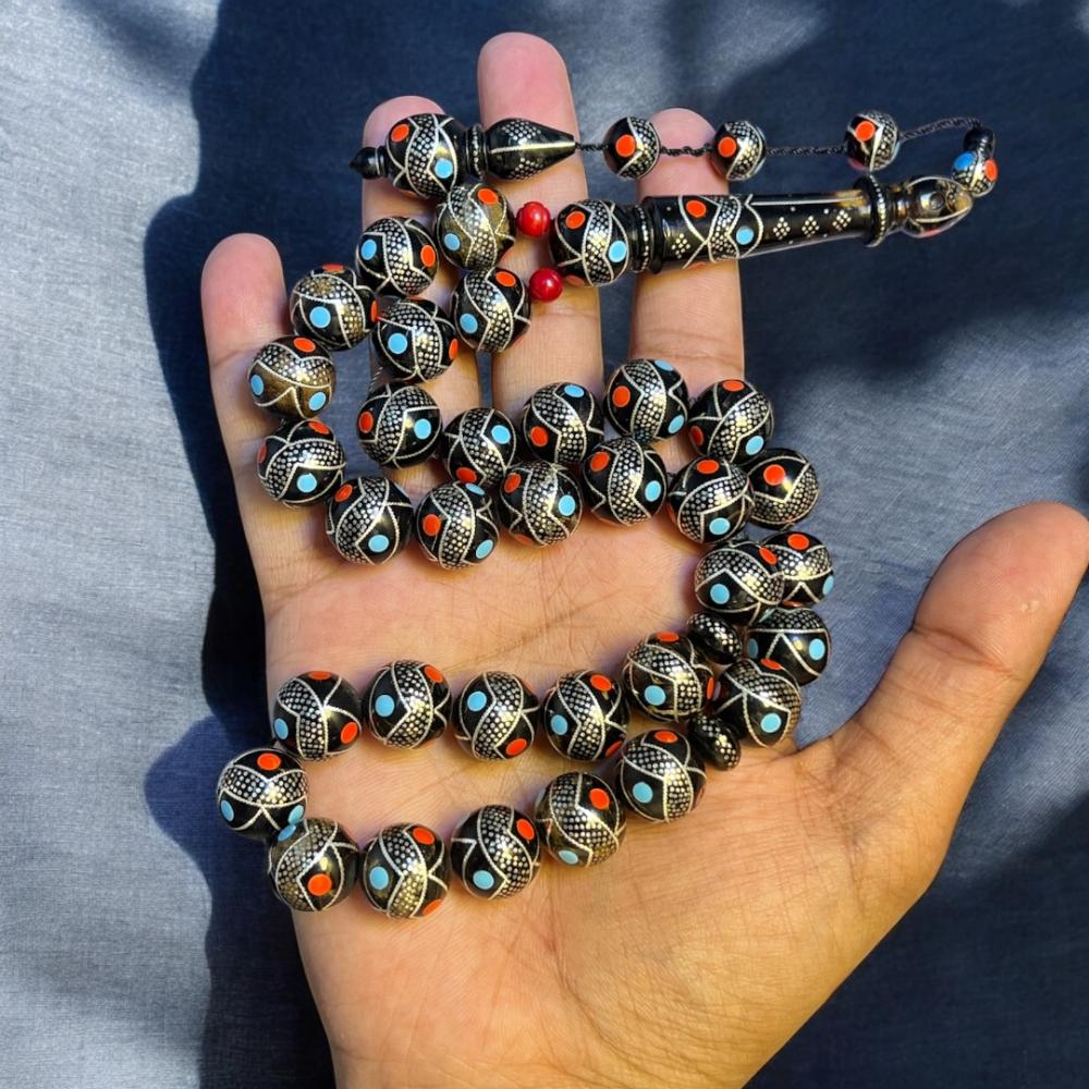 هذه مسبحة فضية مرصعة بالفيروز الأزرق والمرجان الأحمر. هذه مسبحة فضية مرصعة بالفيروز الأزرق والمرجان الأحمر.